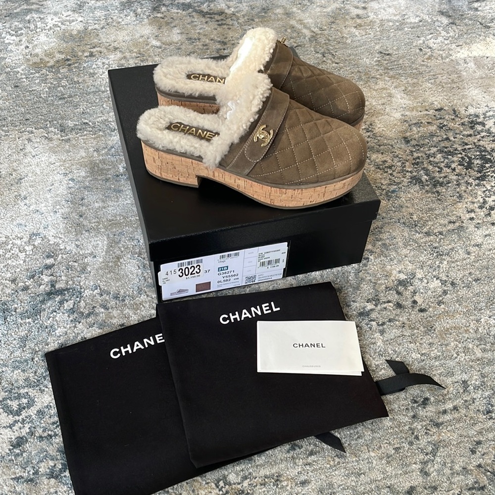 Authentic CHANEL 21A Quilted Suede Cork Shearling Mule / Clog Green/ Taupe SZ.37